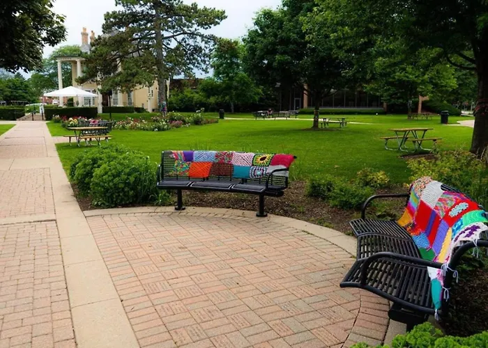 Amazing In Dt Near Naval Base Holiday home Libertyville