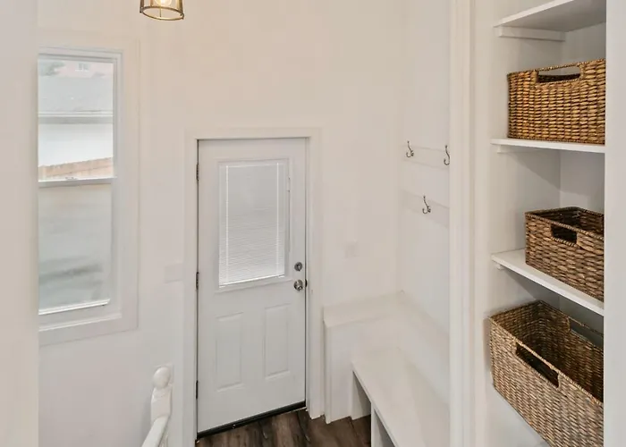 Amazing In Dt Near Naval Base Holiday home Libertyville