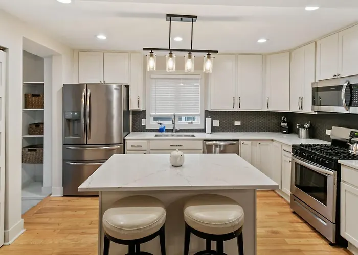 Amazing In Dt Near Naval Base Holiday home *