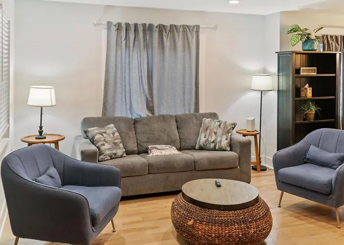 Amazing In Dt Near Naval Base Holiday home Libertyville
