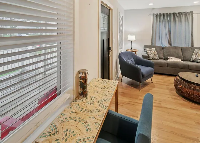 Amazing In Dt Near Naval Base Holiday home *