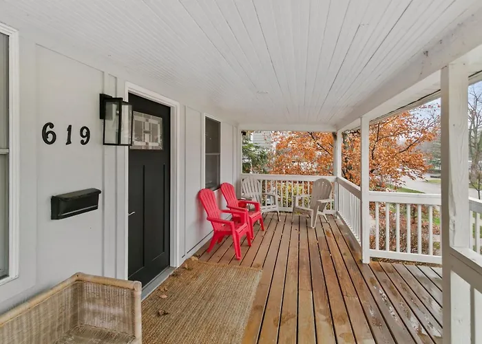 Amazing In Dt Near Naval Base Holiday home