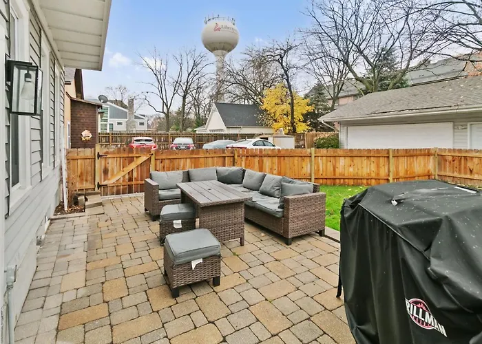 Amazing In Dt Near Naval Base Holiday home Libertyville