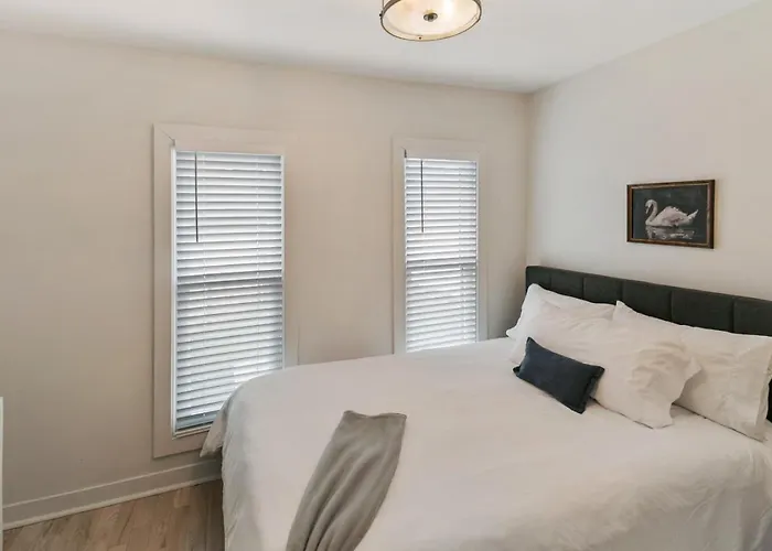 Amazing In Dt Near Naval Base Holiday home *