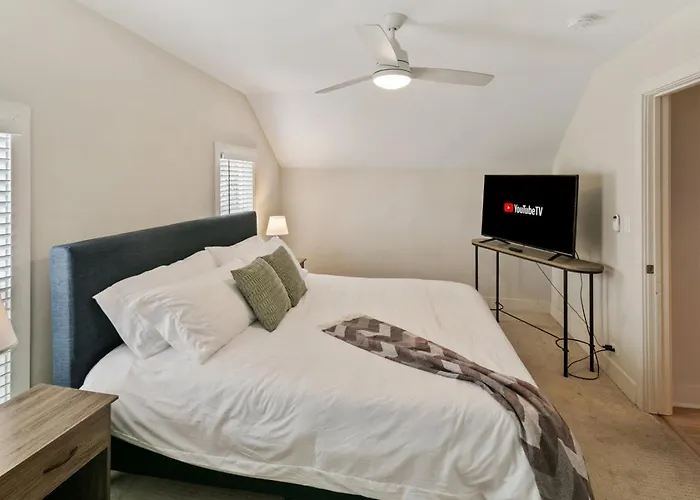 Amazing In Dt Near Naval Base Libertyville