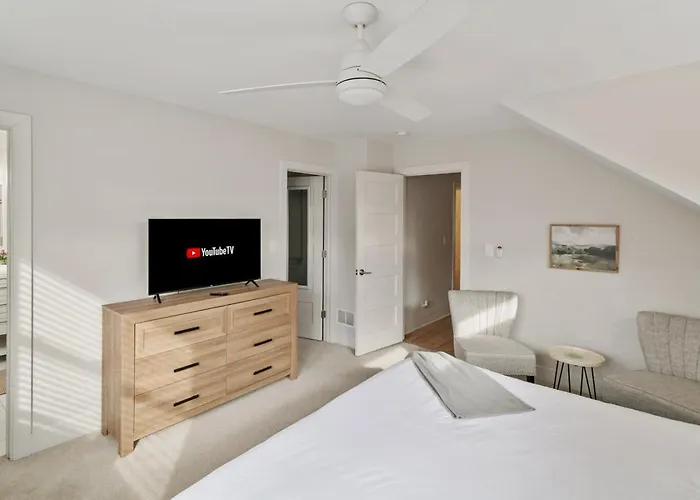 Amazing In Dt Near Naval Base * Libertyville